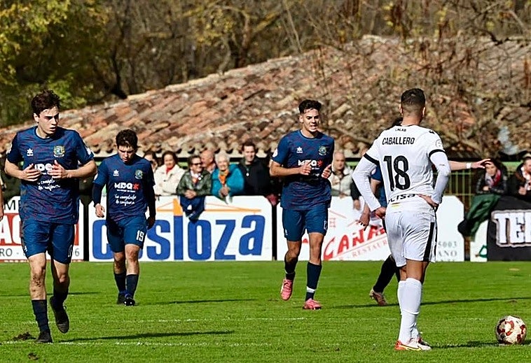 Los jugadores del Anguiano regresan a su campo tras celebrar el gol de Barace.