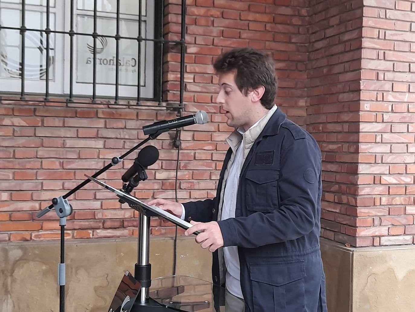 Lectura del manifiesto por parte del concejal de igualdad de Calahorra, Iván Jiménez.