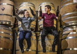 Los hermanos Tania y Jesús Pascual, en la bodega.