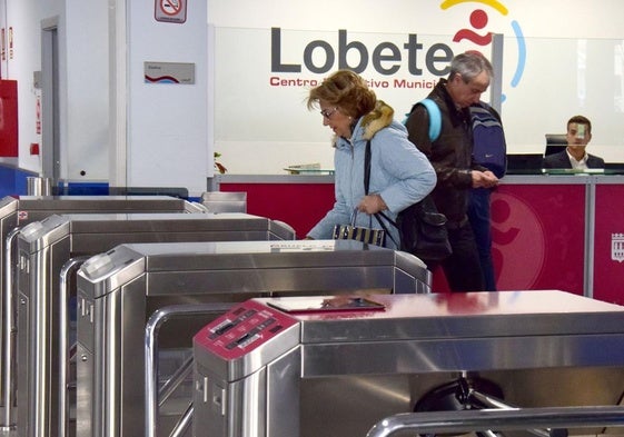 Acceso al polideportivo de Lobete.