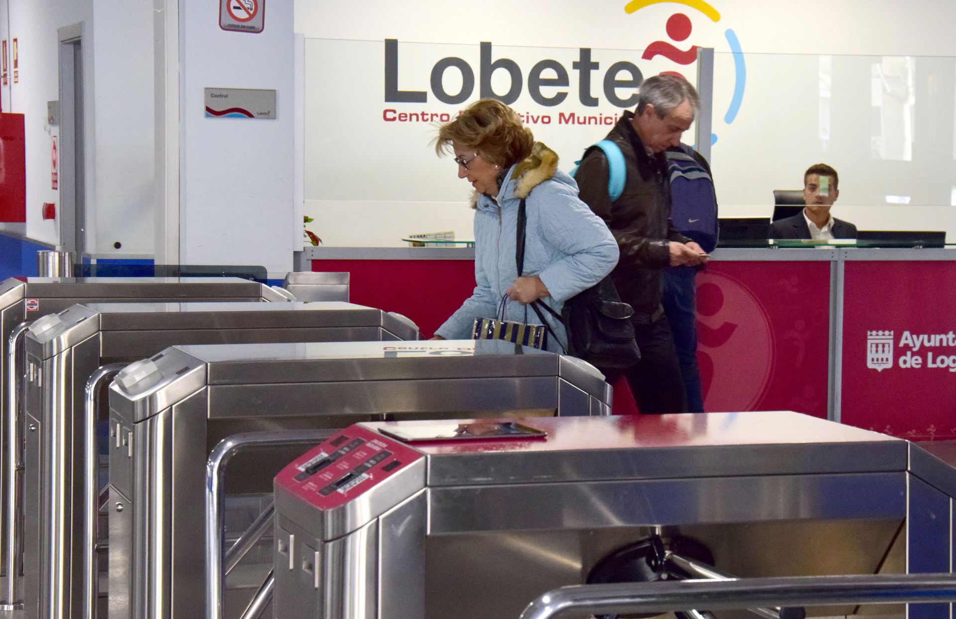 Acceso al polideportivo de Lobete.