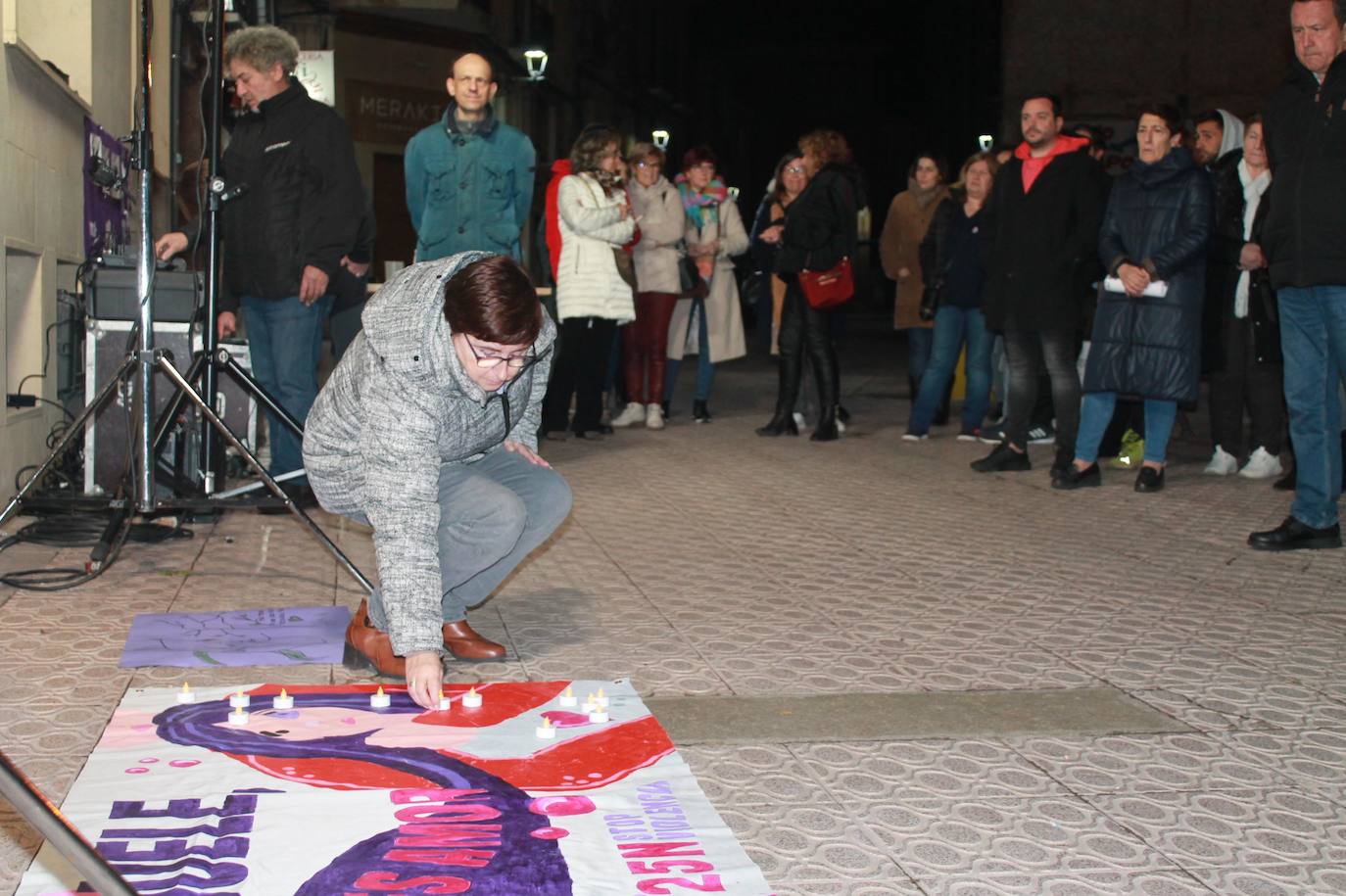 Velas en recuerdo a las mujeres asesinadas este año, en Nájera.