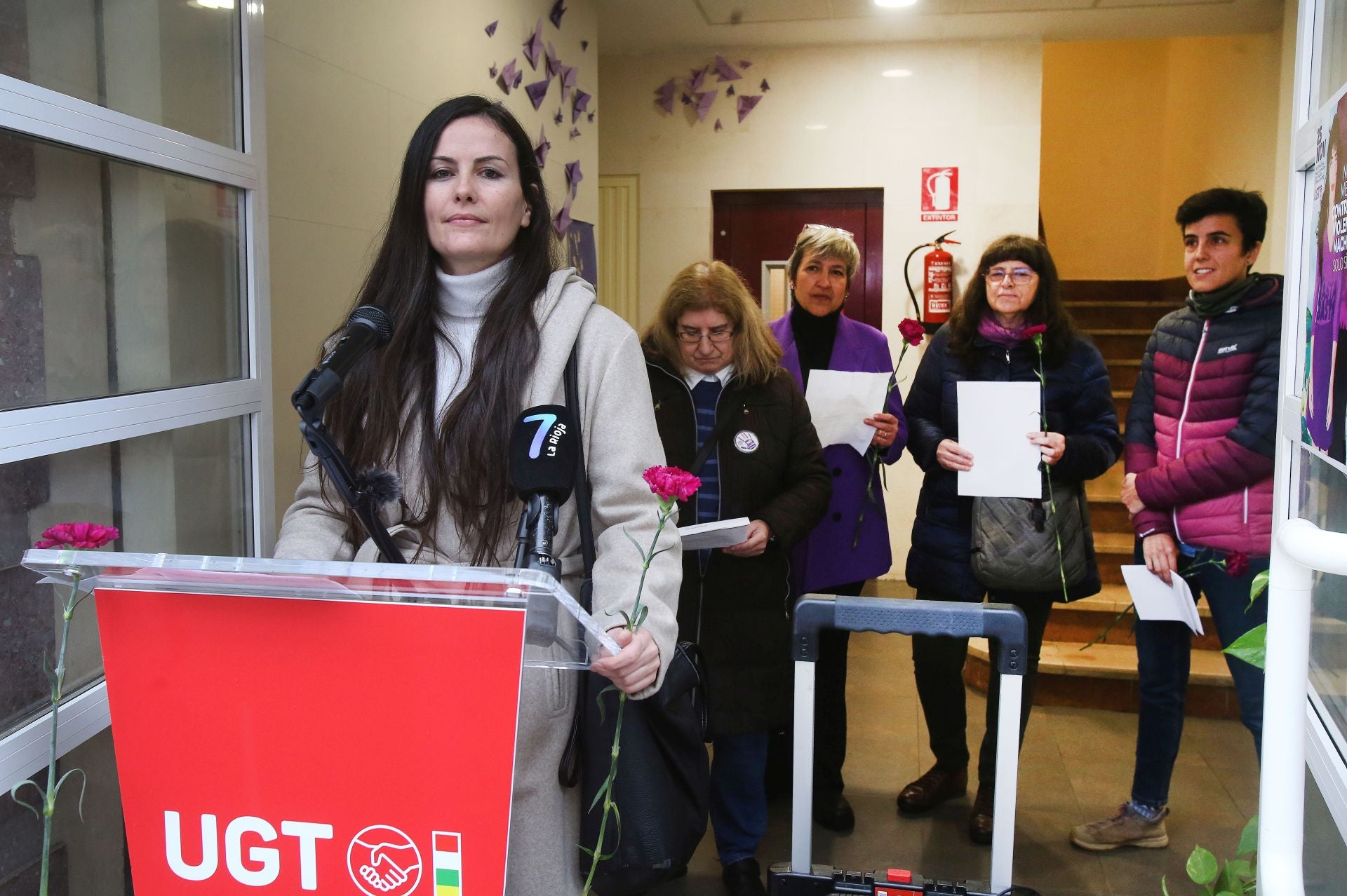 UGT, antes del reparto de flores con motivo del 25N