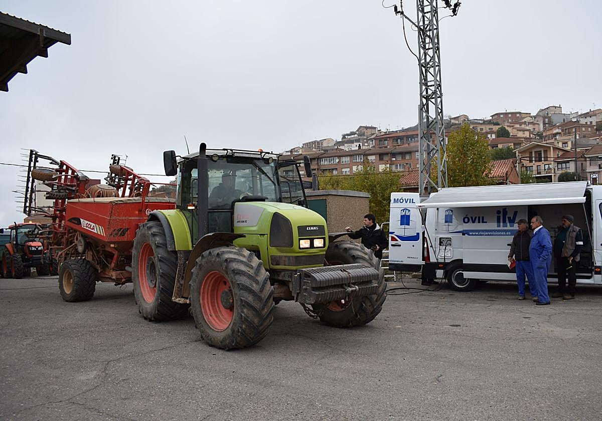 Un tractor durante la ITV realizada por una unidad móvil en Ausejo este mes de noviembre.