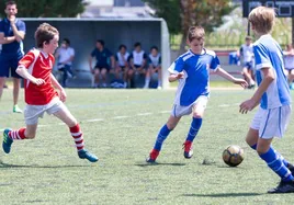 Un entrenador ojea desde la lejanía el trabajo de su equipo en un torneo disputado en Pradoviejo.