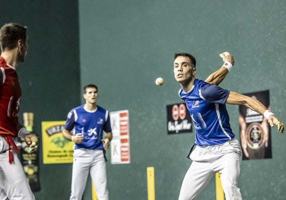 Javier Zabala golpea la pelota en un partido de la feria de San Mateo en el Adarraga.