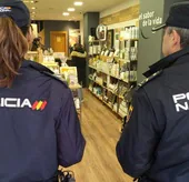 Agentes de la Policía Nacional durante la presentación del 'Plan Comercio Seguro' este miércoles.