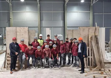 Los alumnos y alumnas posan junto al presidente de la patronal riojana del sector y el gerente de la Fundación Laboral de Construcción