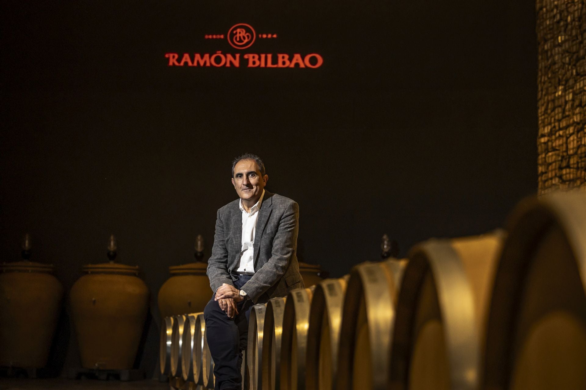 Rodolfo Bastida posa en el patio de barricas de la bodega de Haro.