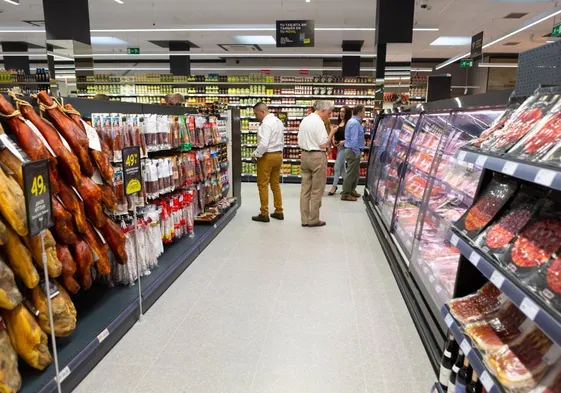 Imagen de archivo de un grupo de clientes realizando la compra en un establecimiento comercial riojano.