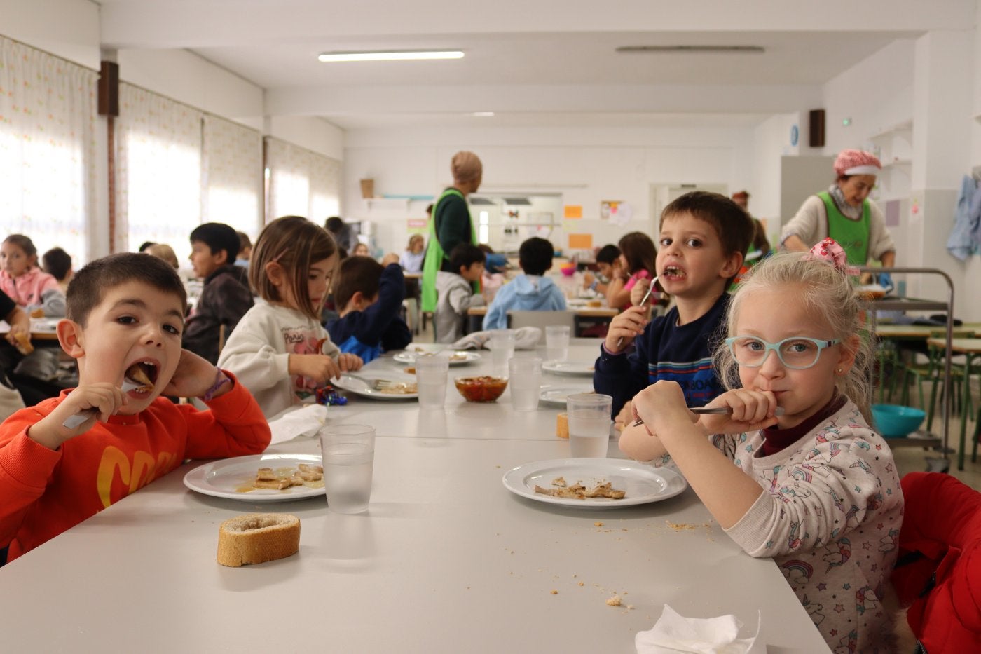 Los niños del comedor disfrutan de los garbanzos y los filetes ecológicos.