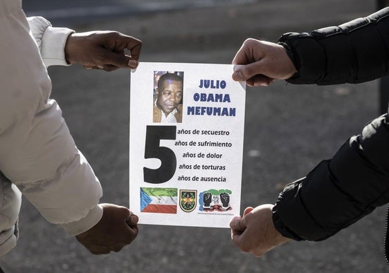 La familia de Julio Obama muestra un cartel en La Rioja.