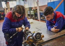 Dos jóvenes de un grado de FP.