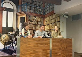 El concejal César Buezo, entre trabajadoras de la entidad.