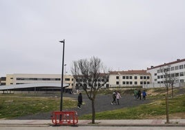 Alumnos de la SIES cruzan el solar donde se construirá el aulario.