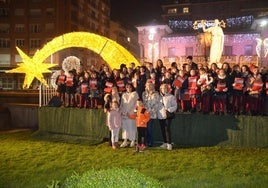 Encendido del alumbrado con el coro 'Cantalegre'.
