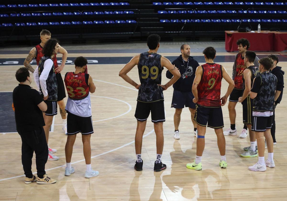 Jorge Serna habla con sus jugadores durante un entrenamiento del Rioverde Clavijo en el Palacio.