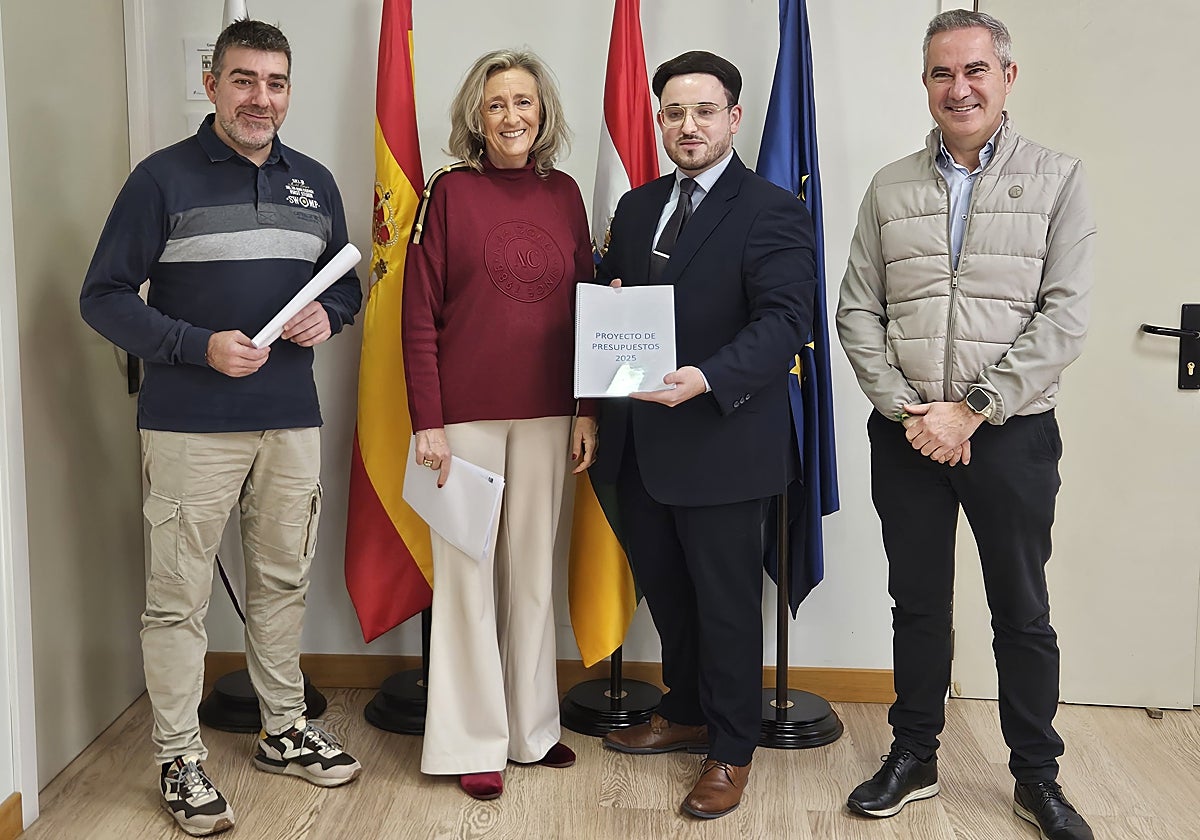 David Antoñanzas, Mónica Arceiz, Mario Nafría y Antonio Mazo, con el borrador del presupuesto .