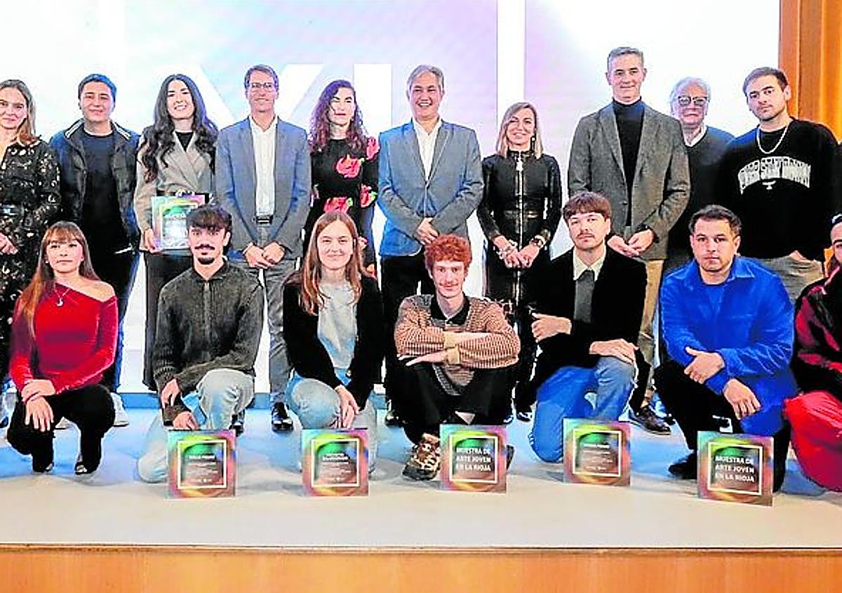 Imagen secundaria 1 - Foto de familia de los artistas premiados, el jurado, organizadores de la Muestra y autoridades./ Moisés Pérez de Albéniz durante su visita a la exposición (Der.)