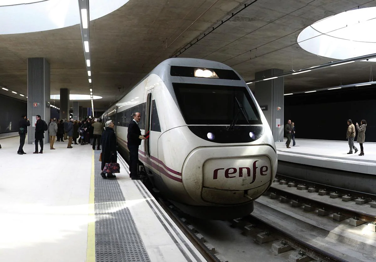 Un tren Alvia en la estación de Logroño.