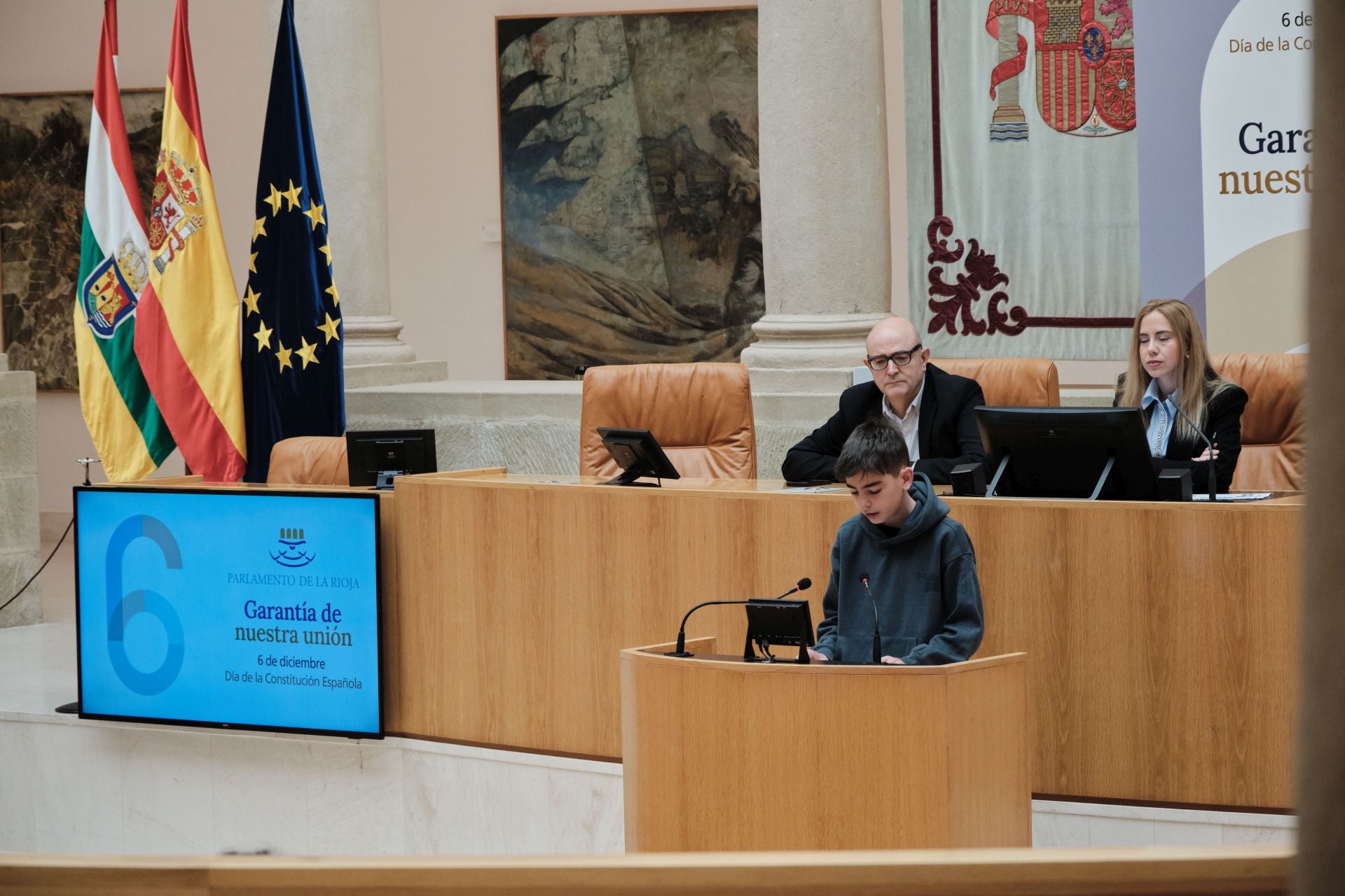 Escolares riojanos leen la Constitución en el Parlamento