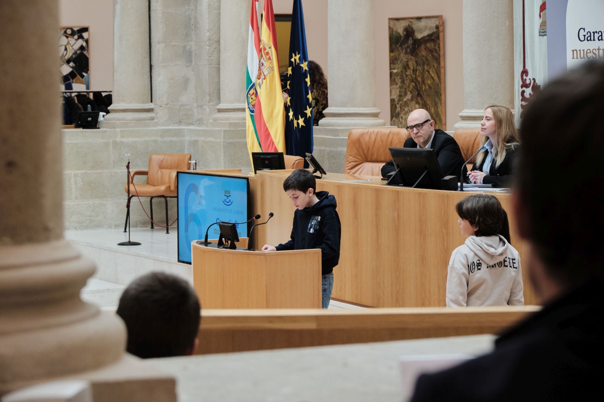 Escolares riojanos leen la Constitución en el Parlamento