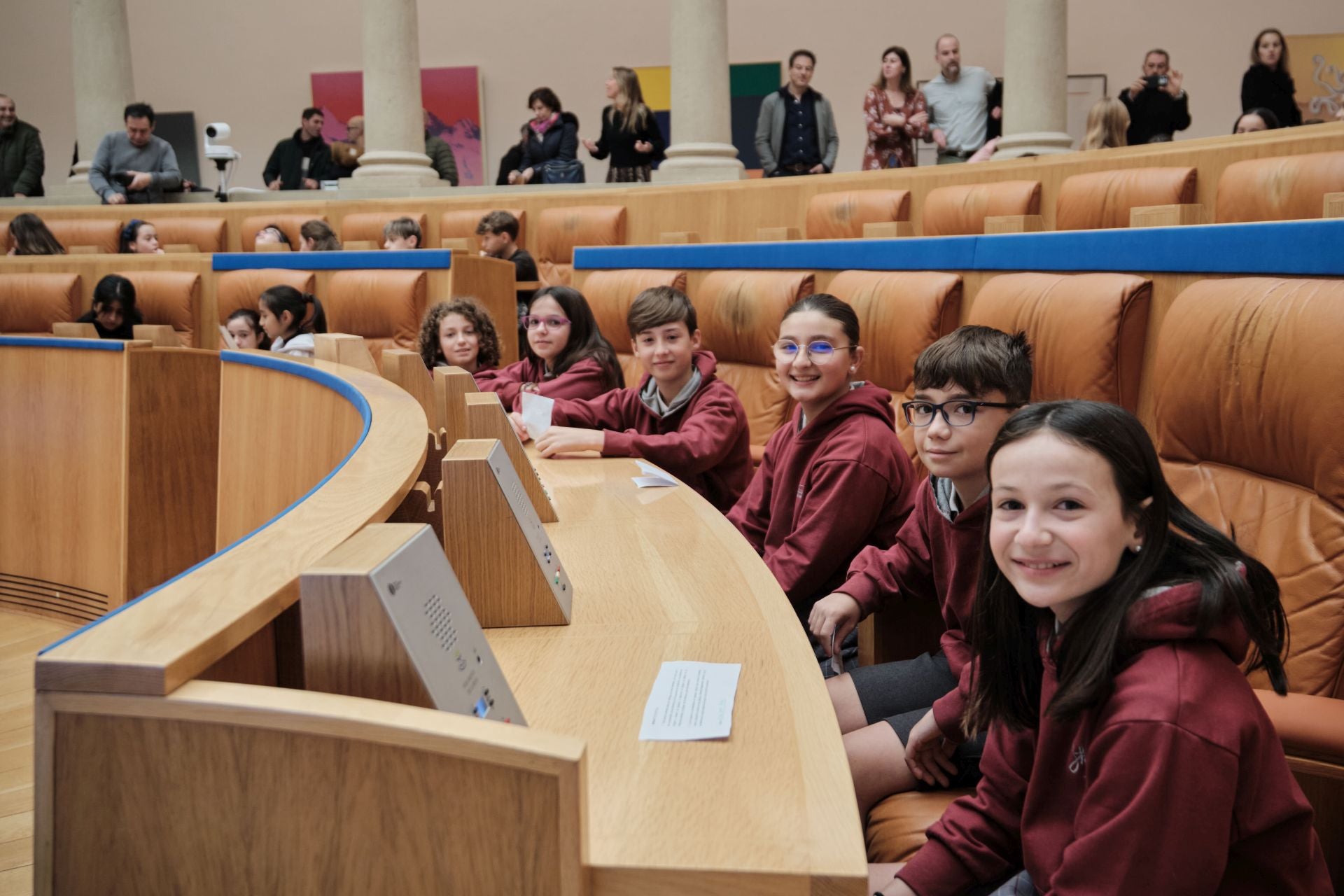Escolares riojanos leen la Constitución en el Parlamento