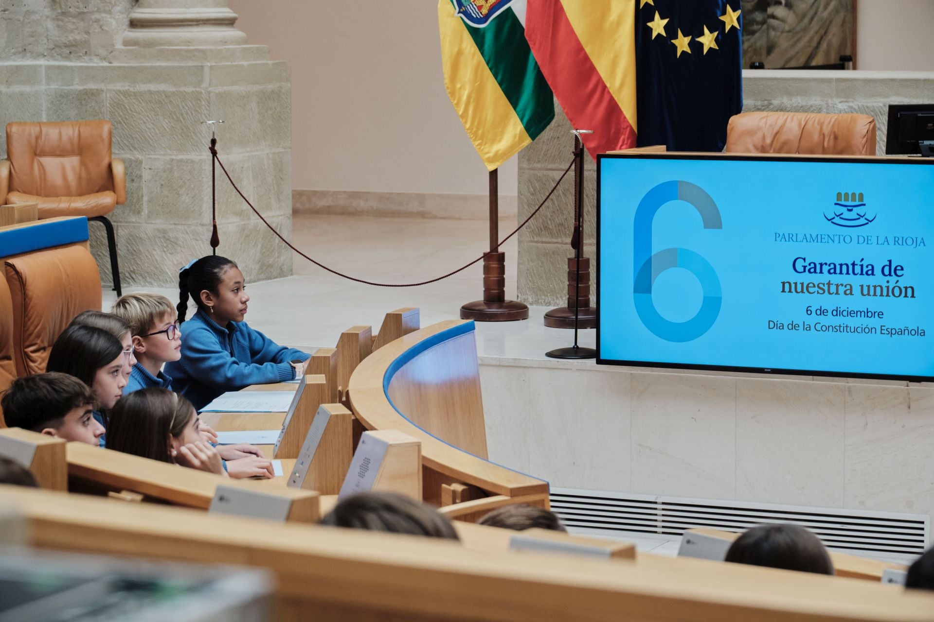 Escolares riojanos leen la Constitución en el Parlamento