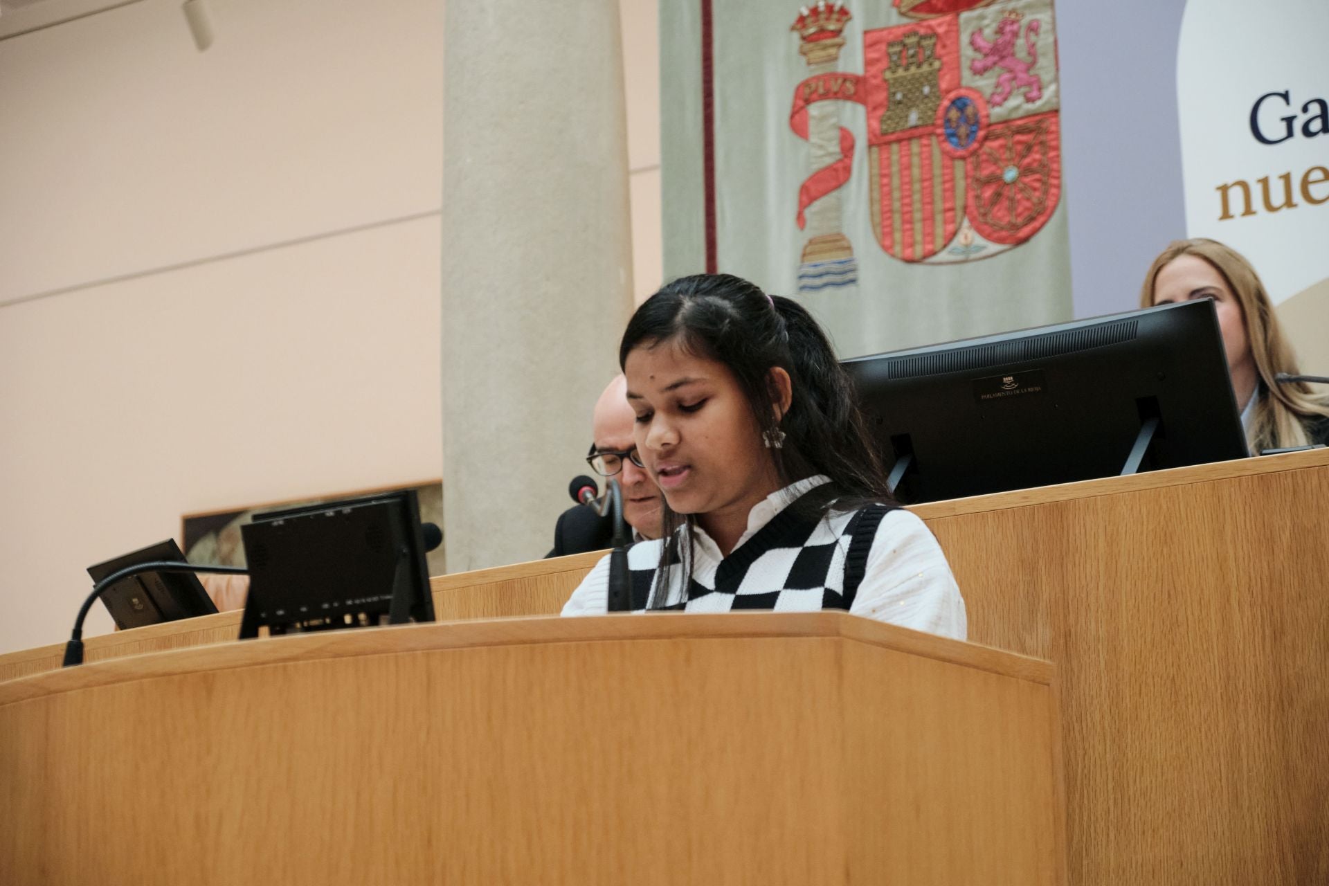 Escolares riojanos leen la Constitución en el Parlamento