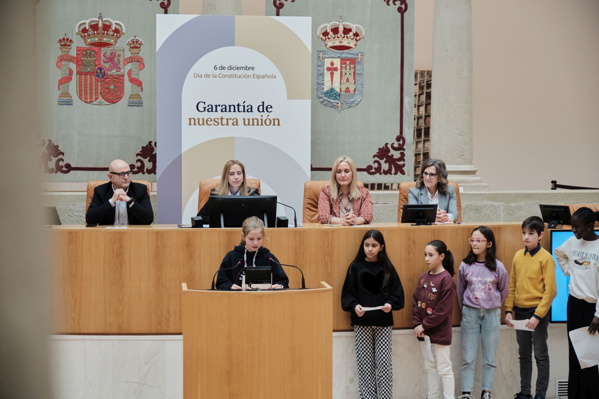 Escolares riojanos leen la Constitución en el Parlamento