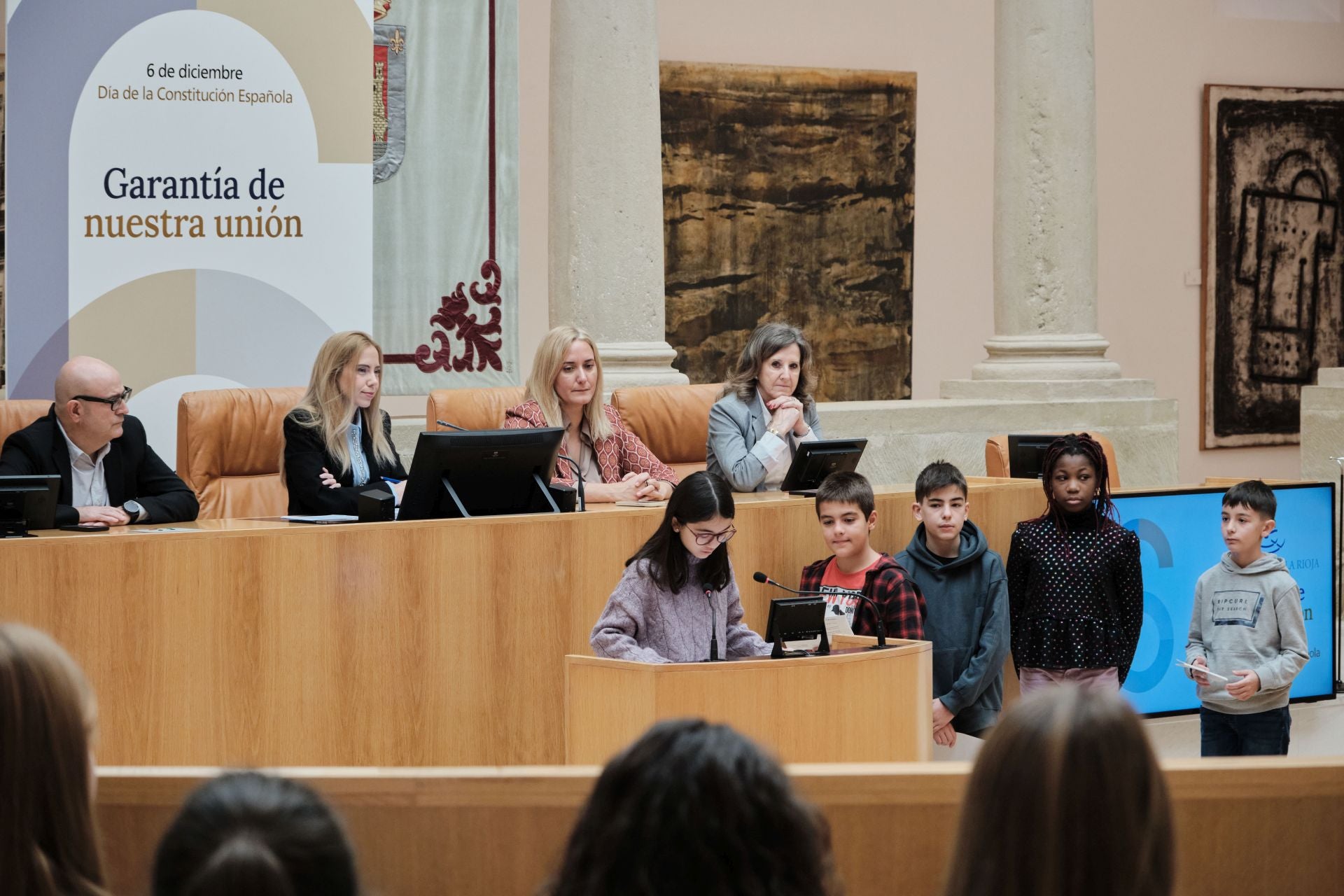 Escolares riojanos leen la Constitución en el Parlamento