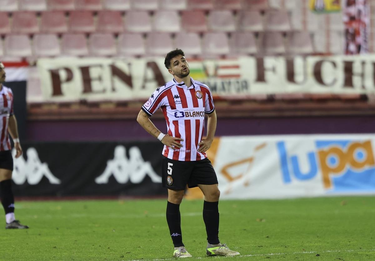 Castillo se lamenta durante el encuentro de la semana pasada frente al Izarra.