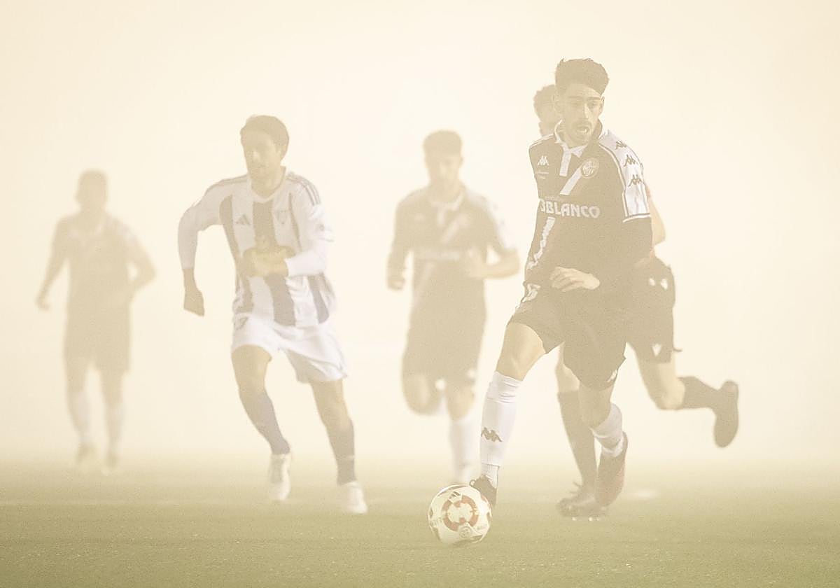 Diego Lamadrid conduce el balón entre la niebla de Ejea.
