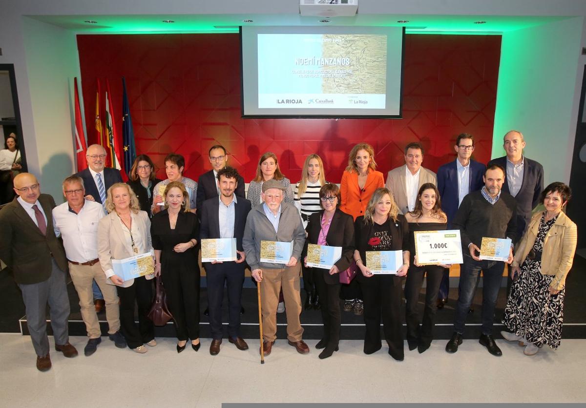 Foto de familia de los organizadores, patrocinadores y premiados.