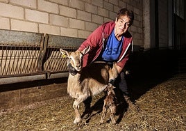 Isabel Ochoa, con una pareja de cabritas.