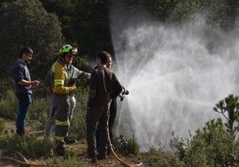 Los bomberos de Medio Natural enseñan a los alumnos de los ciclos de forestales a usar mangueras de la autobomba en el monte Vallaroso.