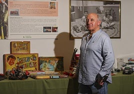 Rodolfo con algunos de los clásicos de su exposición.