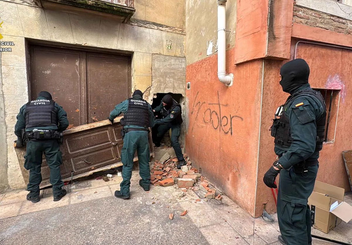 Imagen principal - La Guardia Civil detiene a cuatro personas por tráfico de drogas en Calahorra