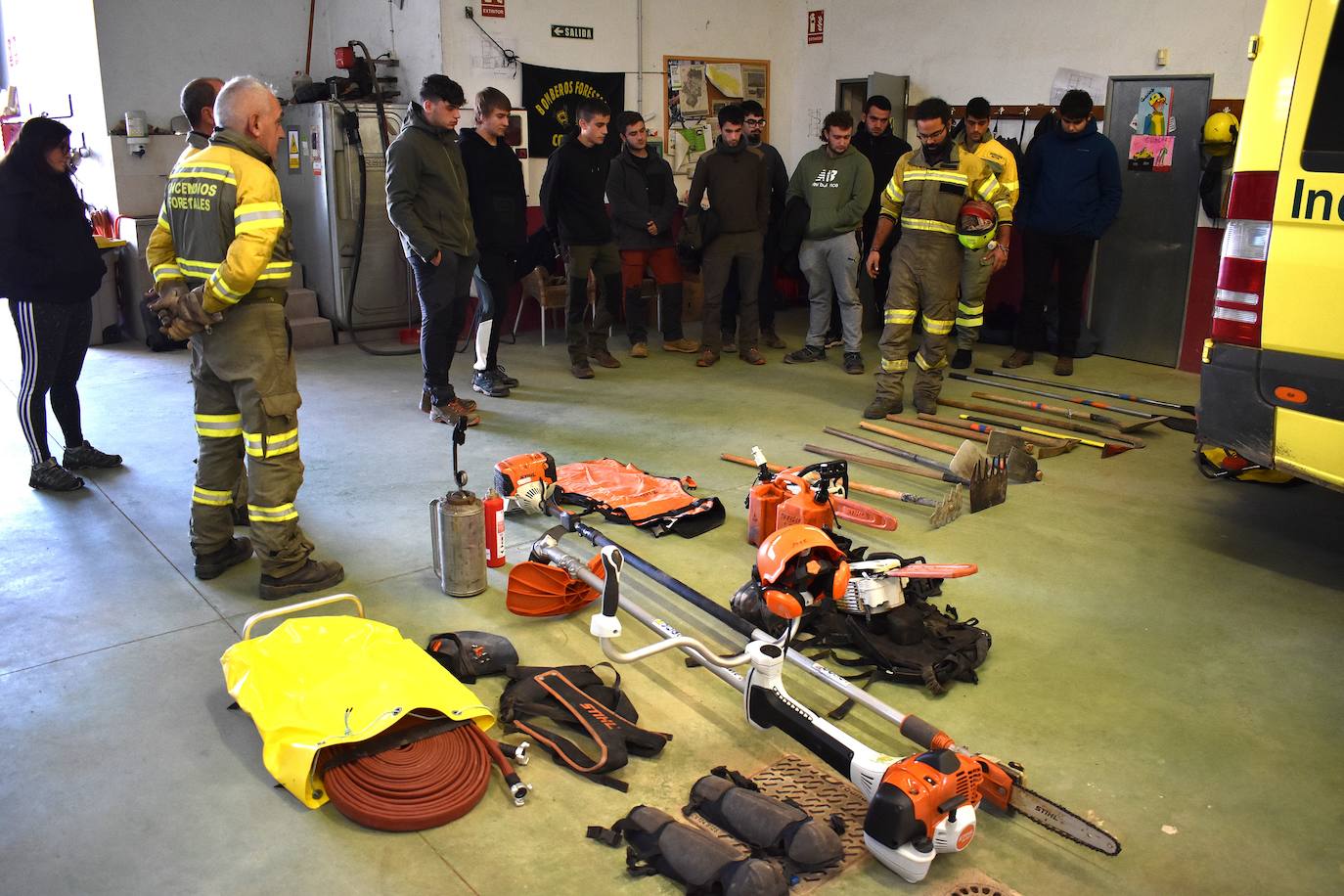 Los alumnos de FP de forestales aprenden en el terreno a combatir las llamas