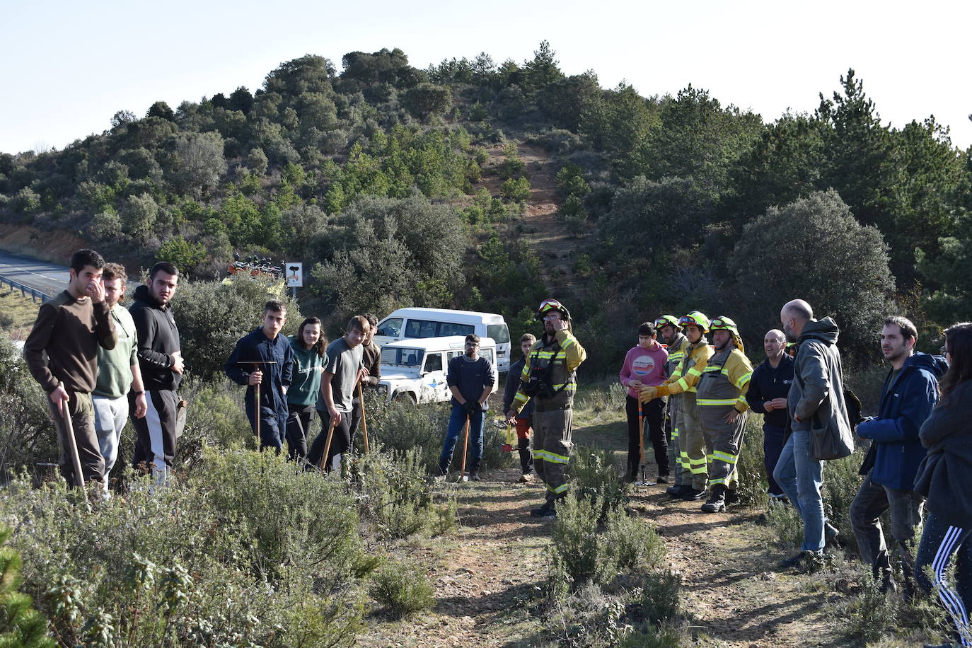 Los alumnos de FP de forestales aprenden en el terreno a combatir las llamas