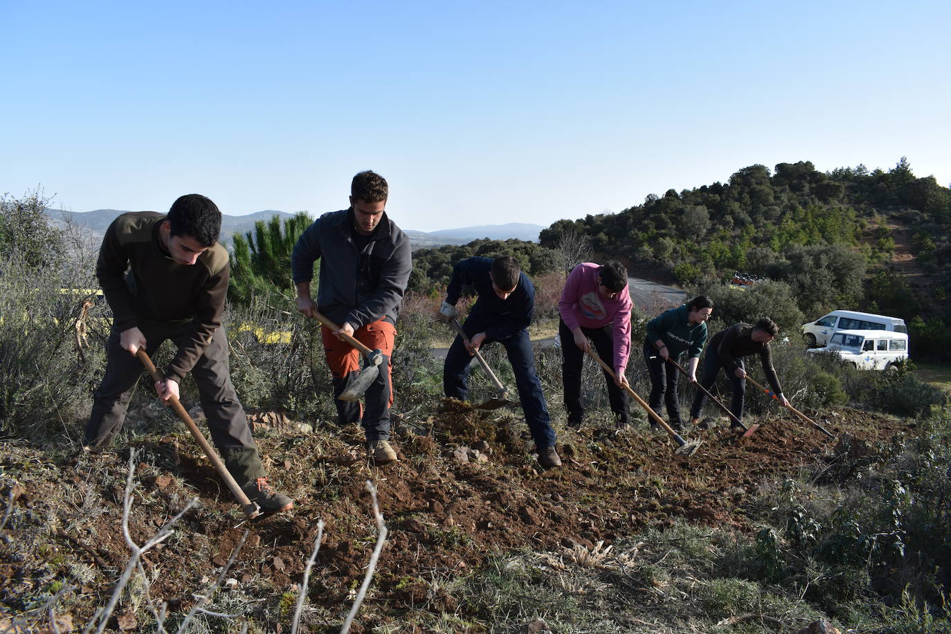 Los alumnos de FP de forestales aprenden en el terreno a combatir las llamas