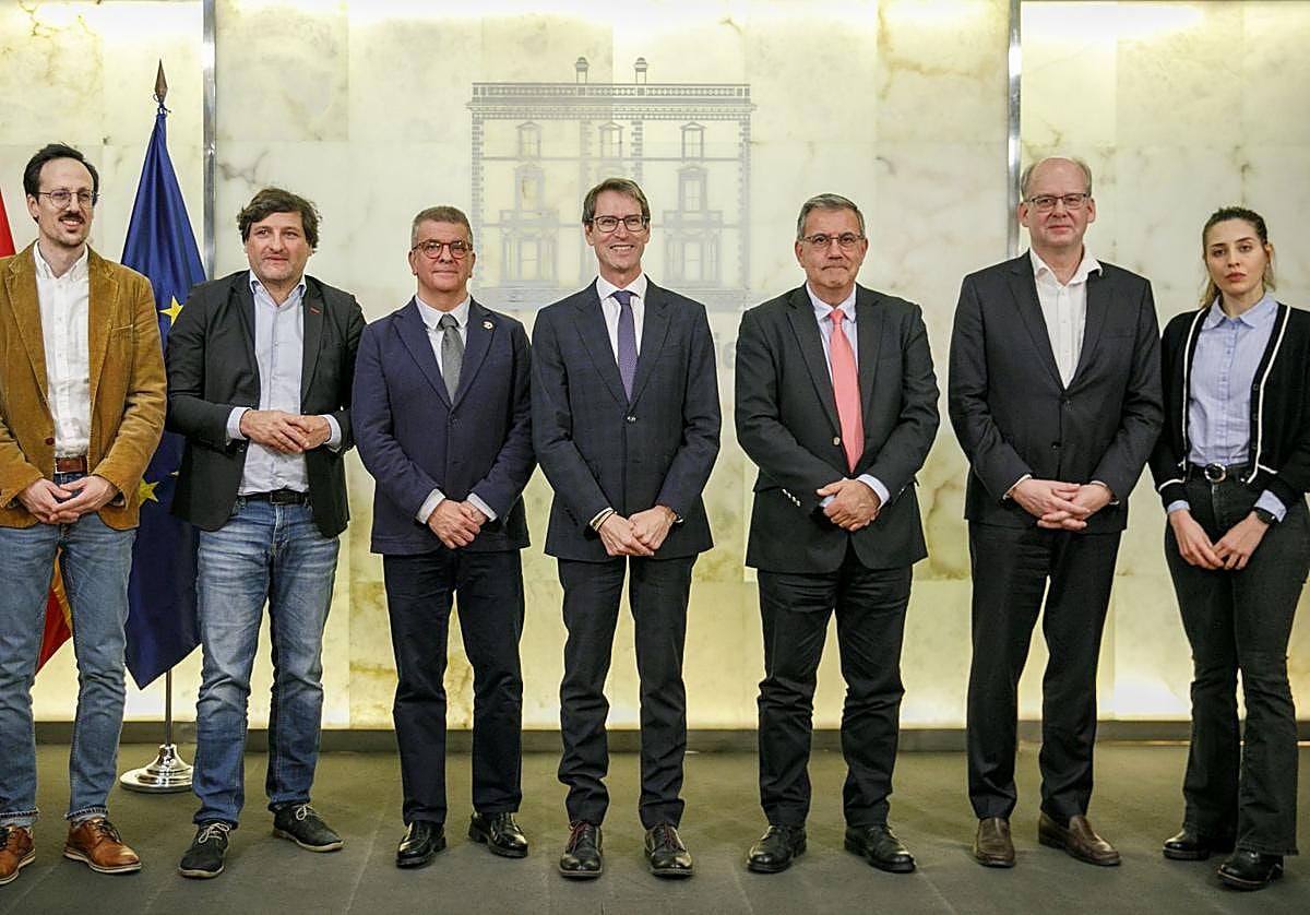 El presidente Capellán posa con los participantes en el seminario.