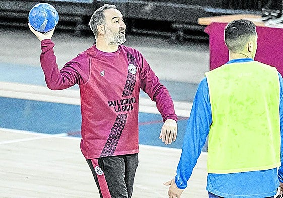Miguel Ángel Velasco pasa un balón durante un entrenamiento del Ciudad de Logroño.