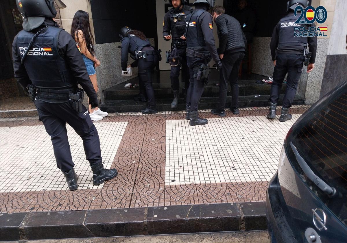 Imagen principal - Diecisiete denuncias por tenencia de drogas y armas en la redada de la calle Vitoria
