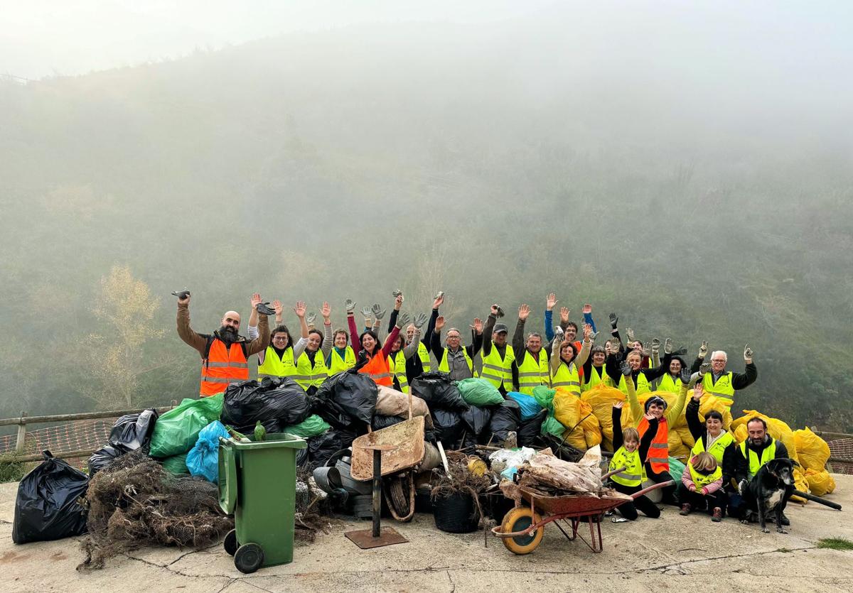&#039;Amigos de los ríos&#039; limpia el barranco de Santa Engracia