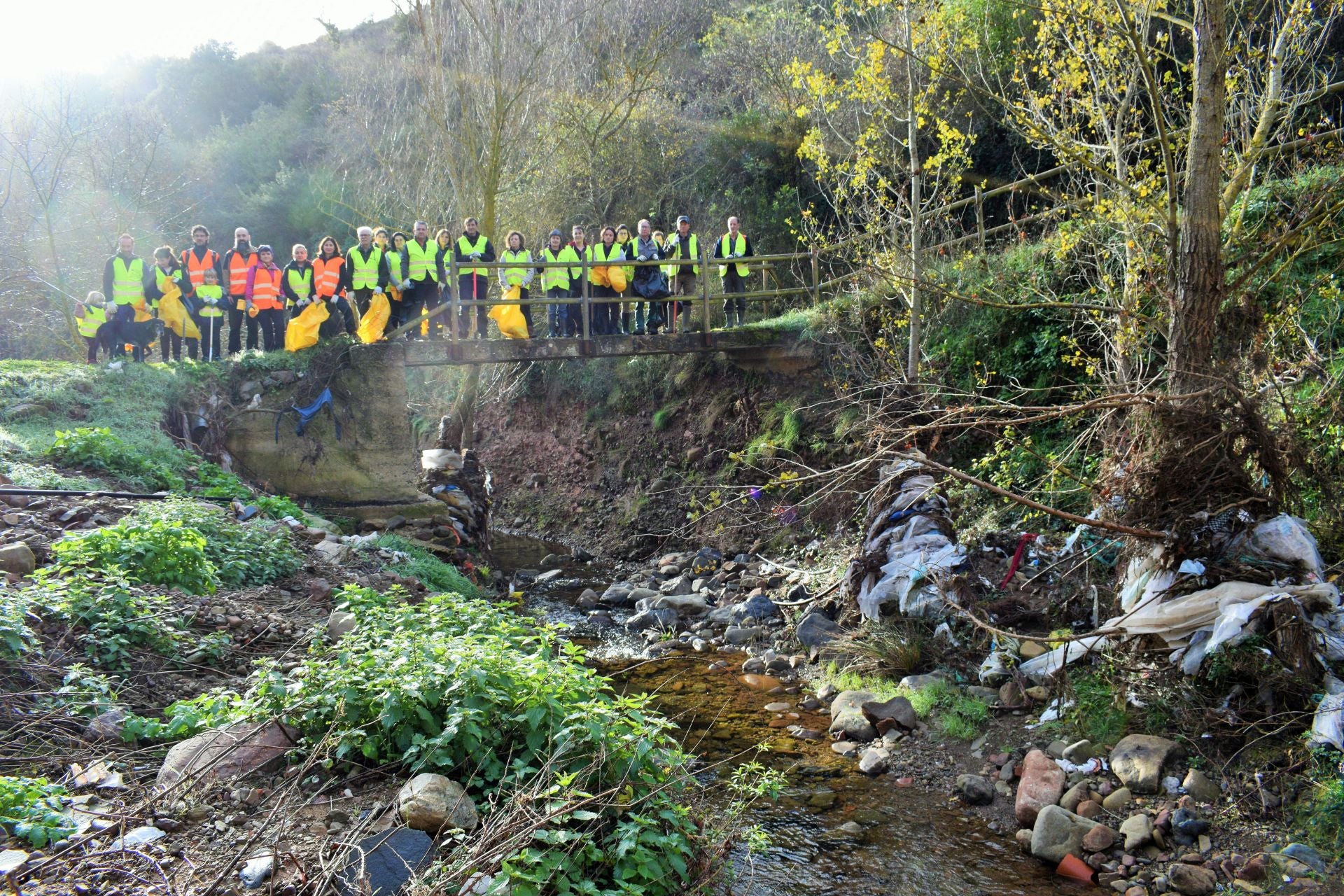 &#039;Amigos de los ríos&#039; limpia el barranco de Santa Engracia
