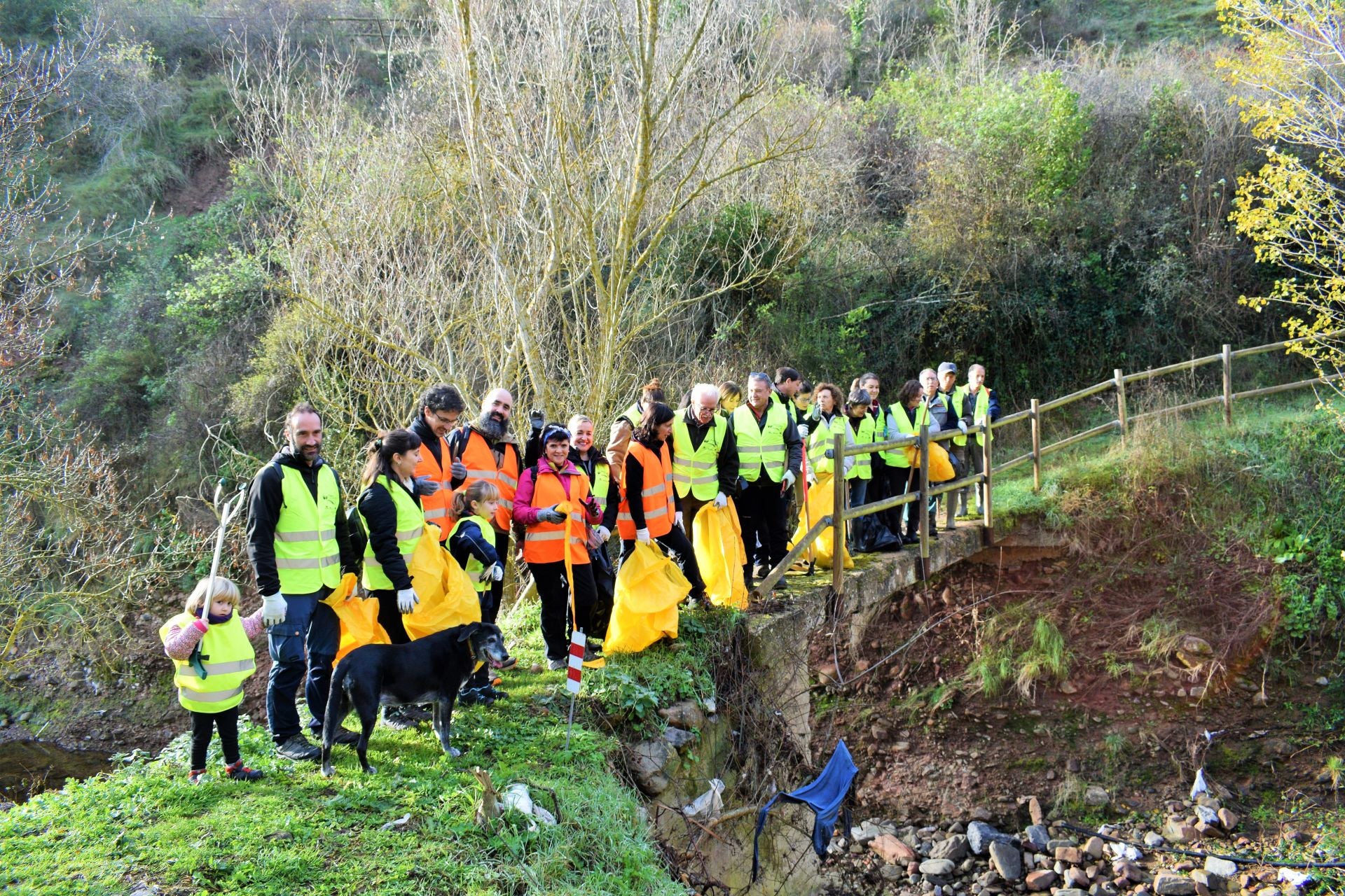 &#039;Amigos de los ríos&#039; limpia el barranco de Santa Engracia