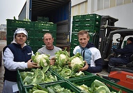 Mamen Pérez del Notario (técnico de la SAT Valle de Rincón), Pachi Llorente (productor de coliflor) y Adolfo Nájera (presidente de la SAT).