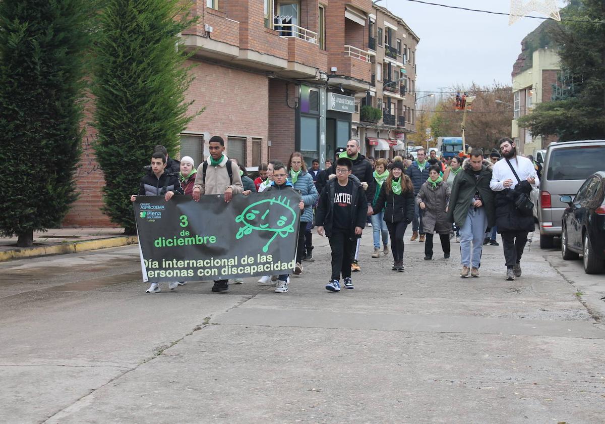 Cientos de personas asistieron por la mañana a la marcha a través de Nájera convocada por Asprodema.