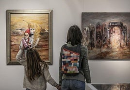 Una niña visita junto a su madre una exposición en el Museo de La Rioja.